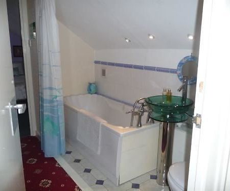 Linchens Bed And Breakfast Felbridge ภายนอก รูปภาพ