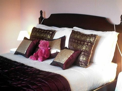 Linchens Bed And Breakfast Felbridge ภายนอก รูปภาพ